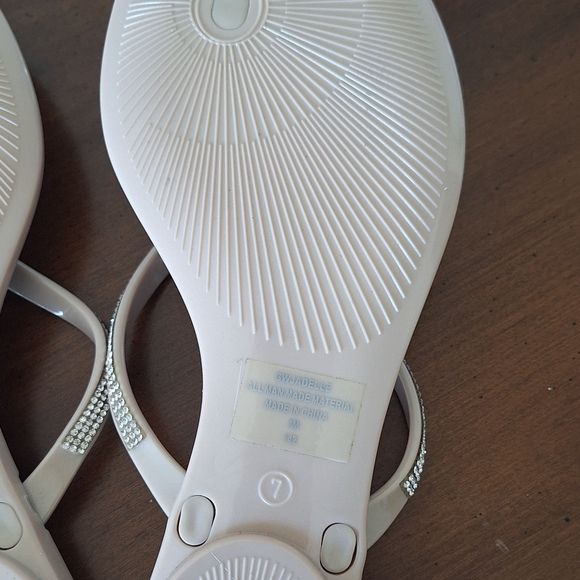 GUESS Cream Women's Sandals Flip Flops  Size 7 NWOT - Picture 8 of 8